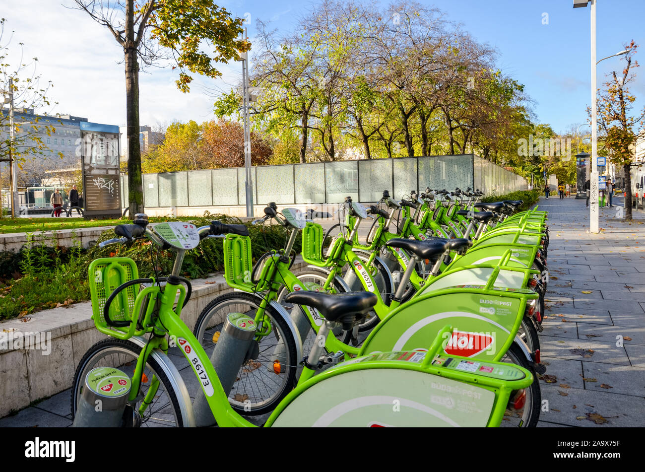 Paris, France - Nov 6, 2019 : les espaces verts location de vélos dans le centre de la capitale hongroise. De vélo-partage. Eco-friendly moyens de transport. Les mesures écologiques dans les villes. Les vélos. Banque D'Images