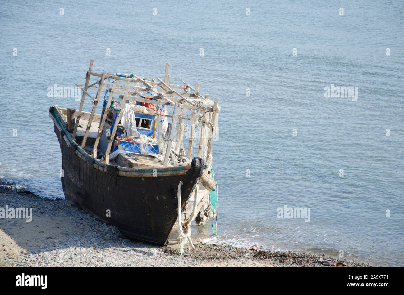 Une vieille goélette de pêche abandonnés fait naufrage au cours d'une tempête. Banque D'Images