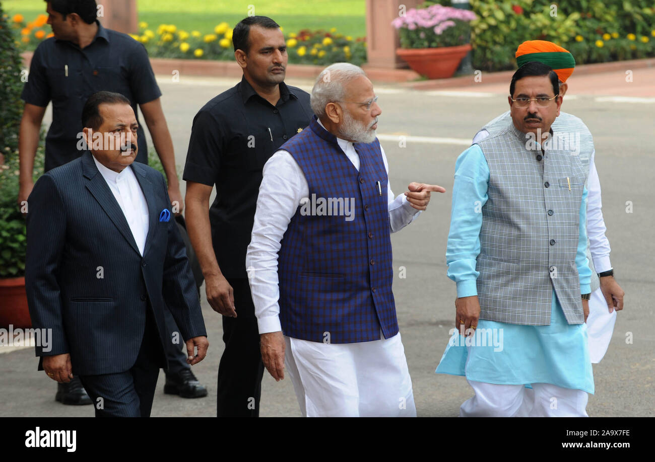 Le Premier Ministre indien Narendra Modi avec le Ministre des affaires parlementaires Pralhad Joshi et Ministre dans le BP Jeetendra Singh sur chemin de aborde la medi Banque D'Images