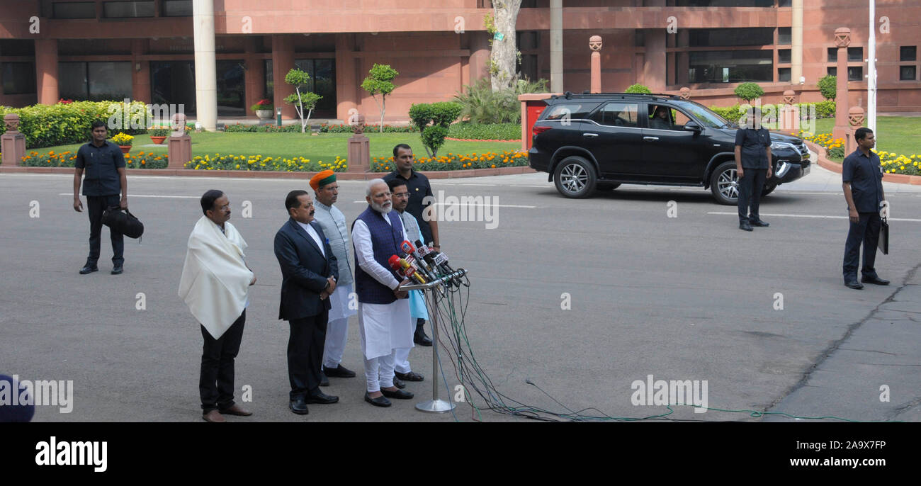 Le Premier Ministre indien Narendra Modi avec le Ministre des affaires parlementaires Pralhad Joshi et Ministre dans le BP Jeetendra Singh sourounded par services de sécurité Banque D'Images