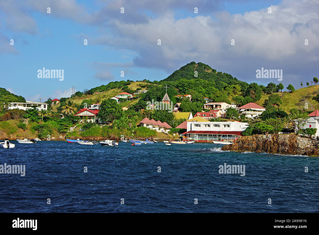 Karibik, Französiche Antillen, Guadeloupe, Les Saintes, Terre de haut, Häuser in der Bucht des gleichnamigen Ortes Banque D'Images