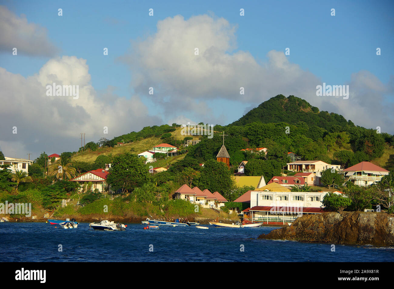 Karibik, Französiche Antillen, Guadeloupe, Les Saintes, Terre de haut, Häuser in der Bucht des gleichnamigen Ortes Banque D'Images