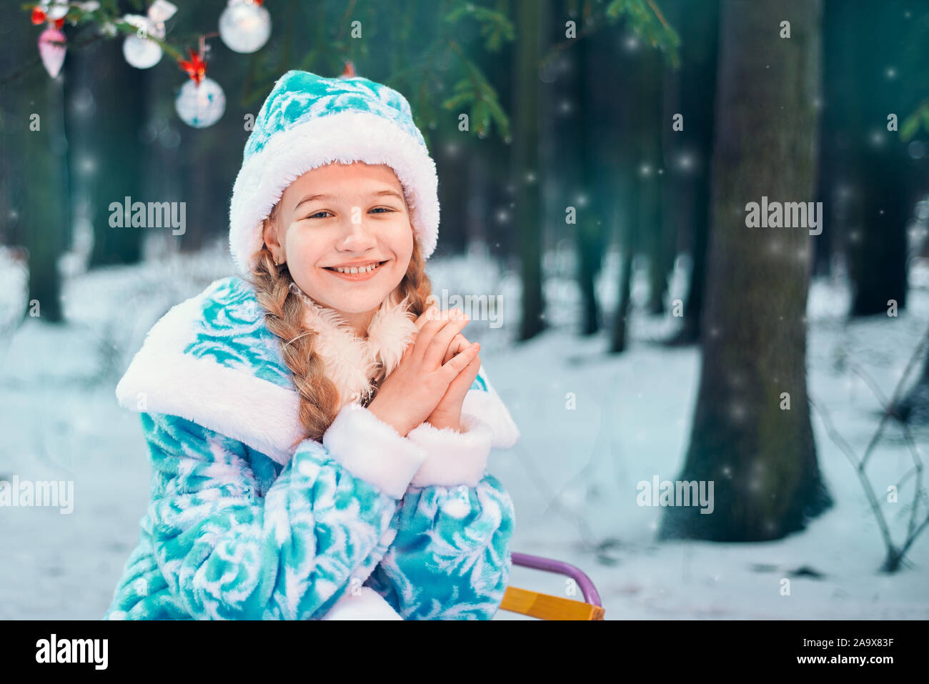 Histoire de Noël. happy little girl smiling près de l'arbre de Noël avec des jouets Banque D'Images
