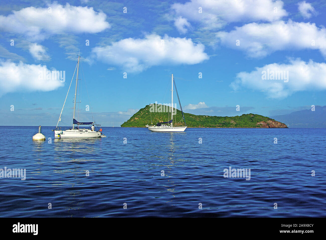 Karibik, Französiche Antillen, Guadeloupe, Les Saintes, Terre de haut, Häuser und Boote in der Bucht des gleichnamigen Ortes Banque D'Images