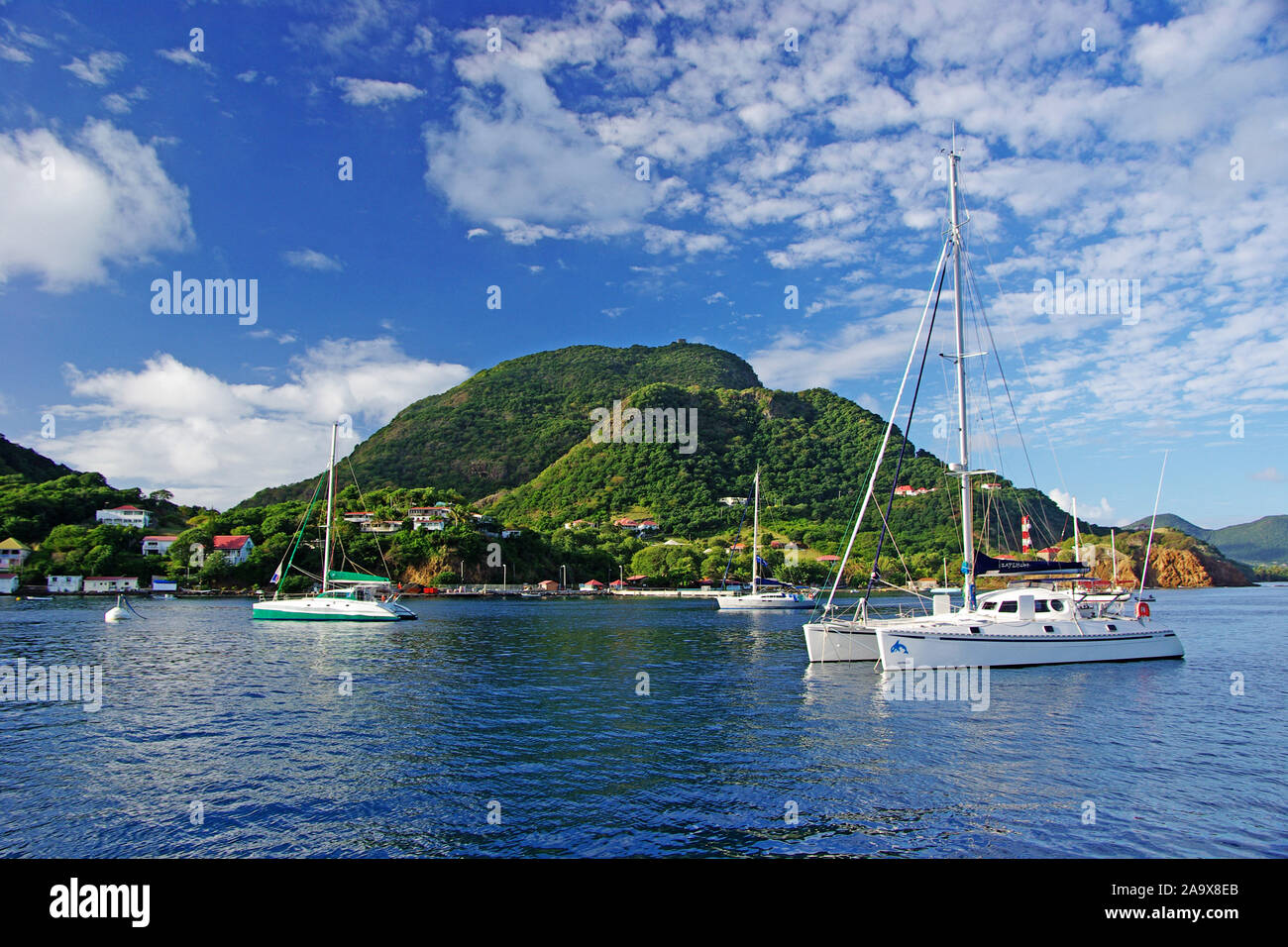 Karibik, Französiche Antillen, Guadeloupe, Les Saintes, Terre de haut, Häuser und Boote in der Bucht des gleichnamigen Ortes Banque D'Images