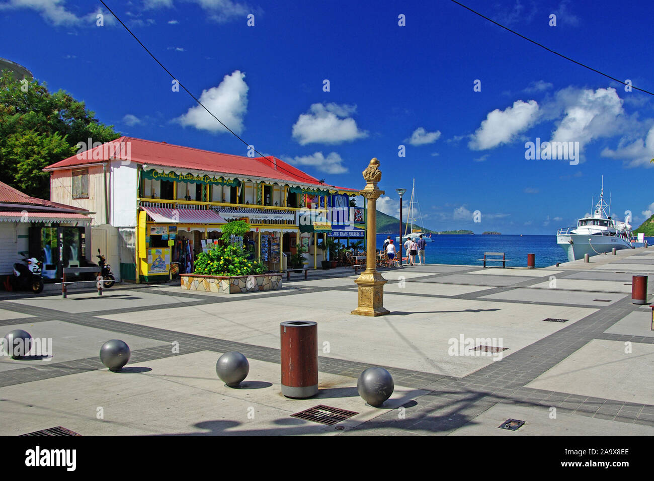 Karibik, Französiche Antillen, Guadeloupe, Les Saintes, Terre de haut, Platz im Hafenbereich des gleichnamigen Ortes der Insel Banque D'Images