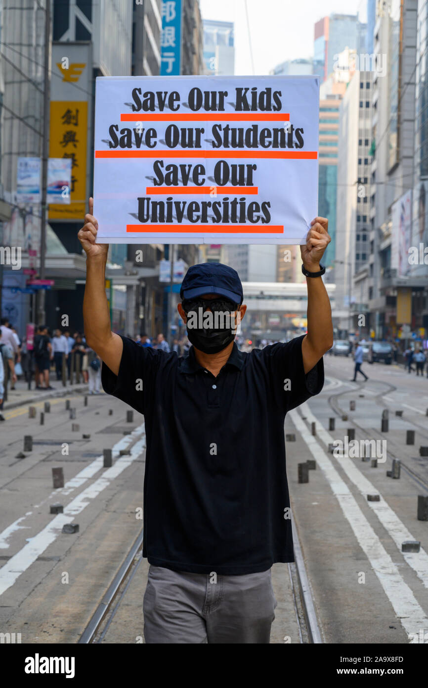 Hong Kong 18 novembre 2019 Le Centre de protestation. Les travailleurs de bureau ordinaire a rejoint les manifestants dans une protestation à l'heure du repas pour montrer l'appui des étudiants de l'Université Polytechnique. Banque D'Images