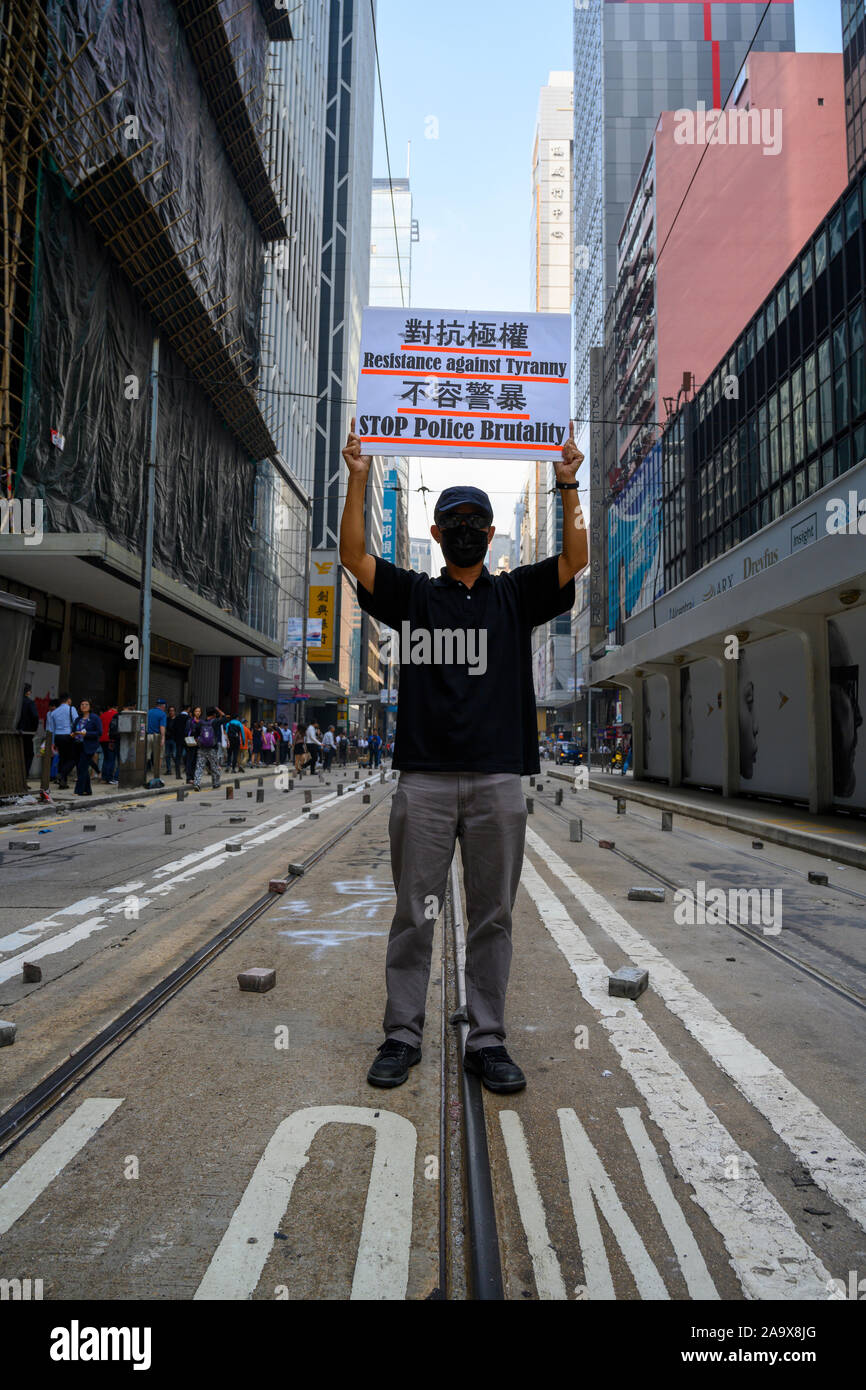 Hong Kong 18 novembre 2019 Le Centre de protestation. Les travailleurs de bureau ordinaire a rejoint les manifestants dans une protestation à l'heure du repas pour montrer l'appui des étudiants de l'Université Polytechnique. Banque D'Images