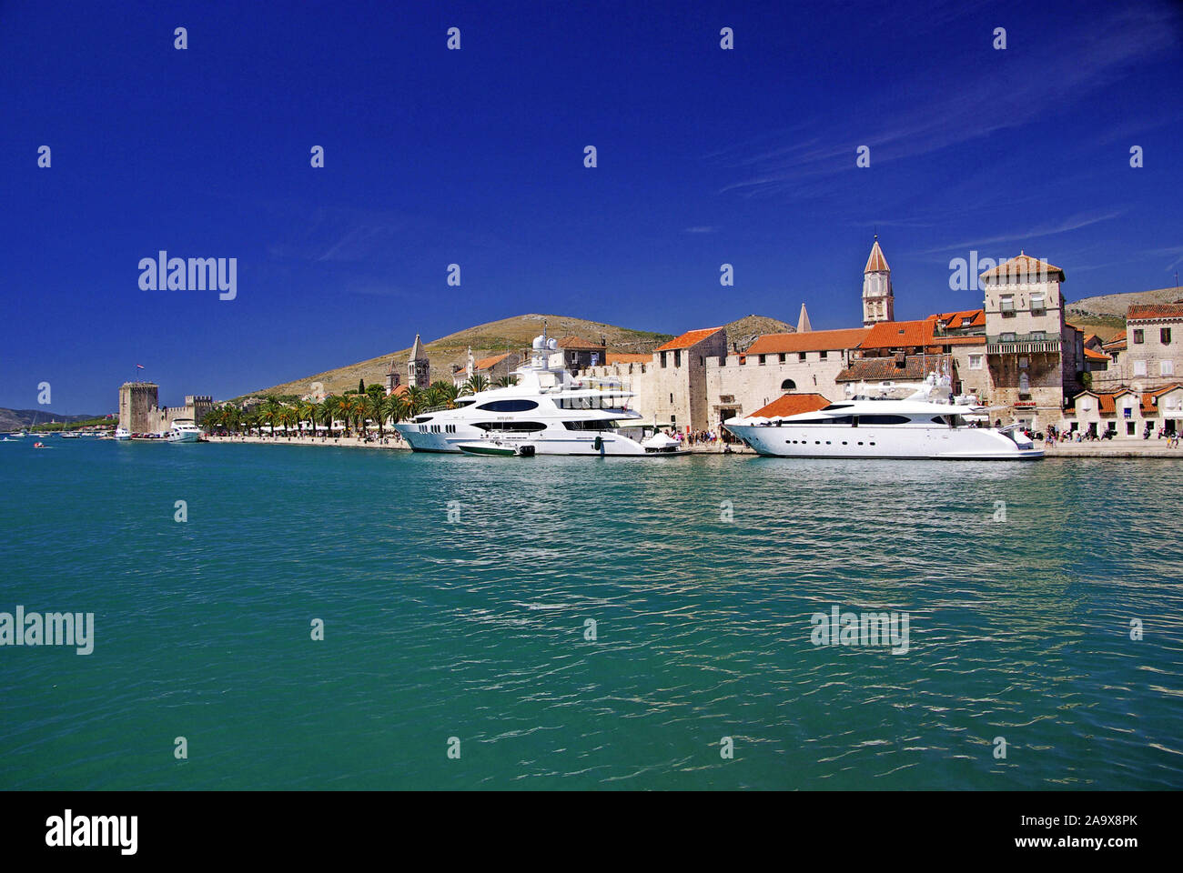 Luxusyachten Trogirs vor Altstadt, UNESCO, Weltkulturerbe, Split, Dalmatien, Kroatien Banque D'Images