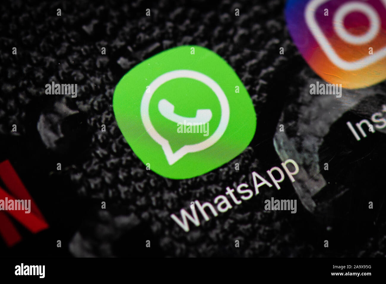 Les clients qui entrent et sortent de la Banque Natwest et en utilisant les billets sur la rue principale dans le centre-ville de Hanley, Stoke on Trent, Banque D'Images