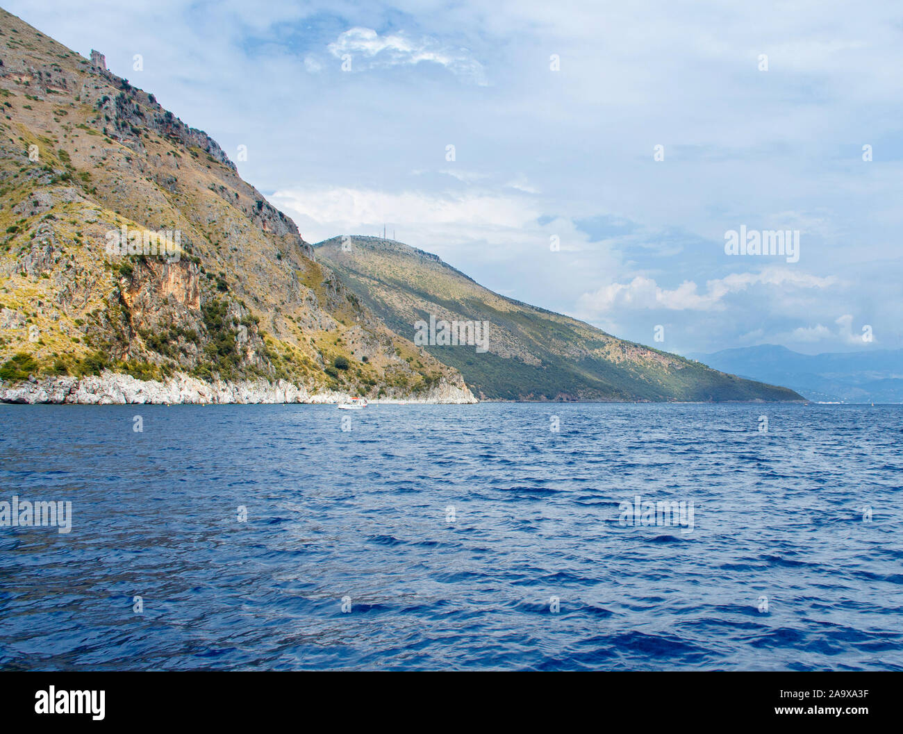 La côte sauvage Costa di Masseta entre Scario et Marina di Camerota, dans le sud de Cilento, Campanie, Italie Banque D'Images