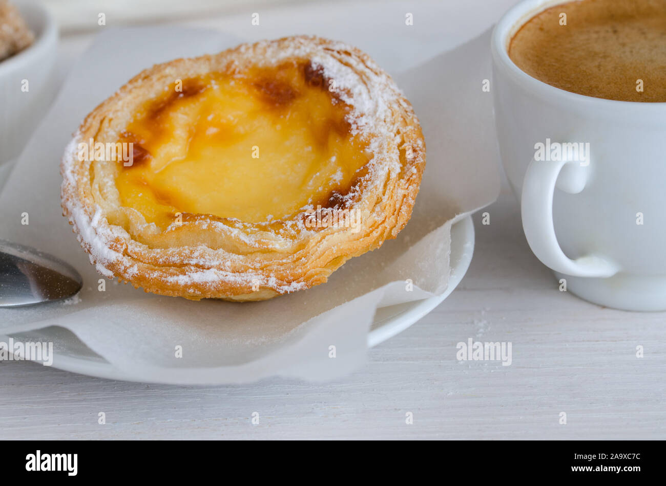 Close up of famous Portuguese sweet - Pasteis de Belem, en utilisant des méthodes traditionnelles et d'après le monastère des Hiéronymites recette secrète. Banque D'Images