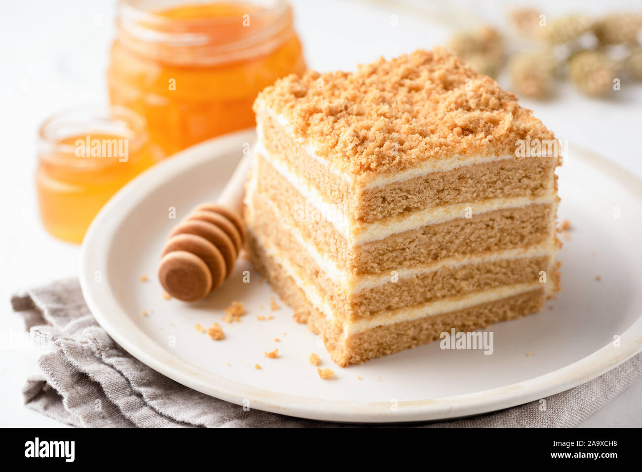 Tranche De Gateau Au Miel Gateau Au Miel D Epices En Couches Aussi Connu Comme Medovik La Cuisine Russe Photo Stock Alamy