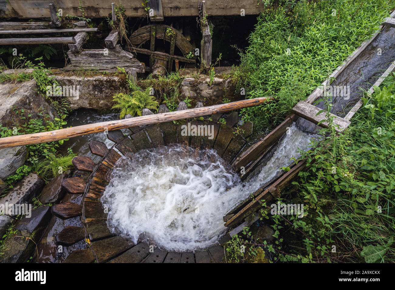 Valtoare - dispositif de lavage naturel en Oas Village Museum situé dans la ville de Timisoara, dans le comté de Satu Mare, dans le nord-ouest de la Roumanie Banque D'Images