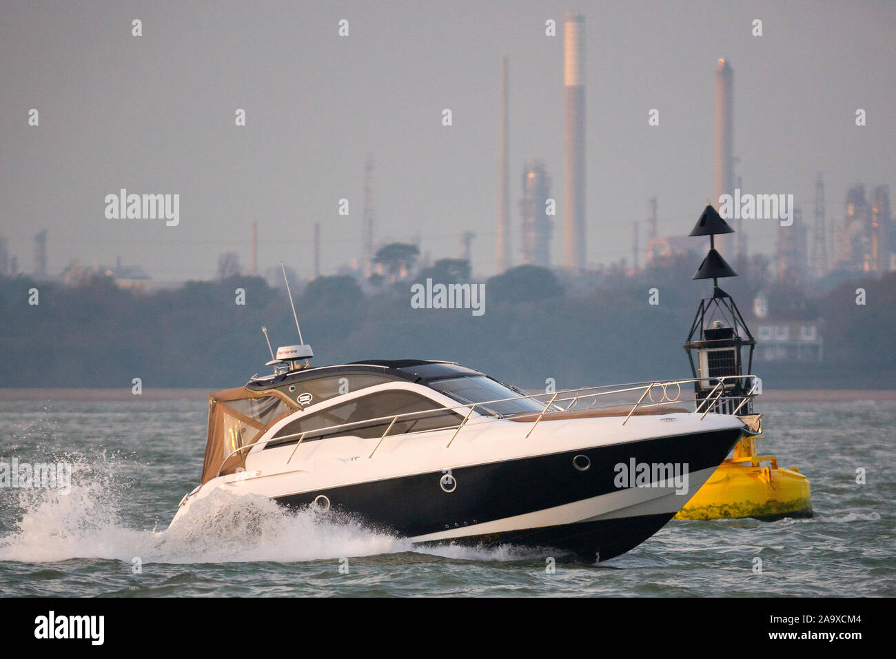 Motor,Bateau,Nautisme,Bouy,cardianl,mark,huile,Fawley,pollution,raffinerie,le Solent, Cowes, île de Wight, Angleterre,UK, Banque D'Images