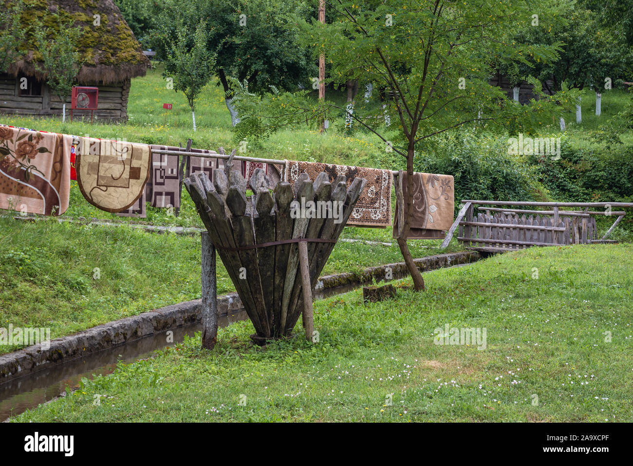 Valtoare - dispositif de lavage naturel en Oas Village Museum situé dans la ville de Timisoara, dans le comté de Satu Mare, dans le nord-ouest de la Roumanie Banque D'Images