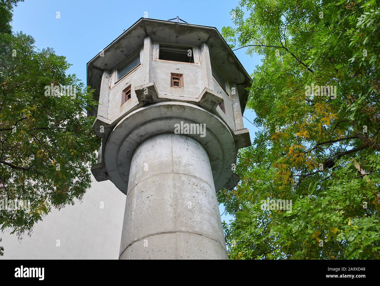 03 octobre 2019, l'Allemagne (allemand), Berlin : une ancienne tour de garde-frontières de la RDA se dresse encore aujourd'hui à rue Erna-Berger-Straße. Photo : Annette Riedl/dpa Banque D'Images