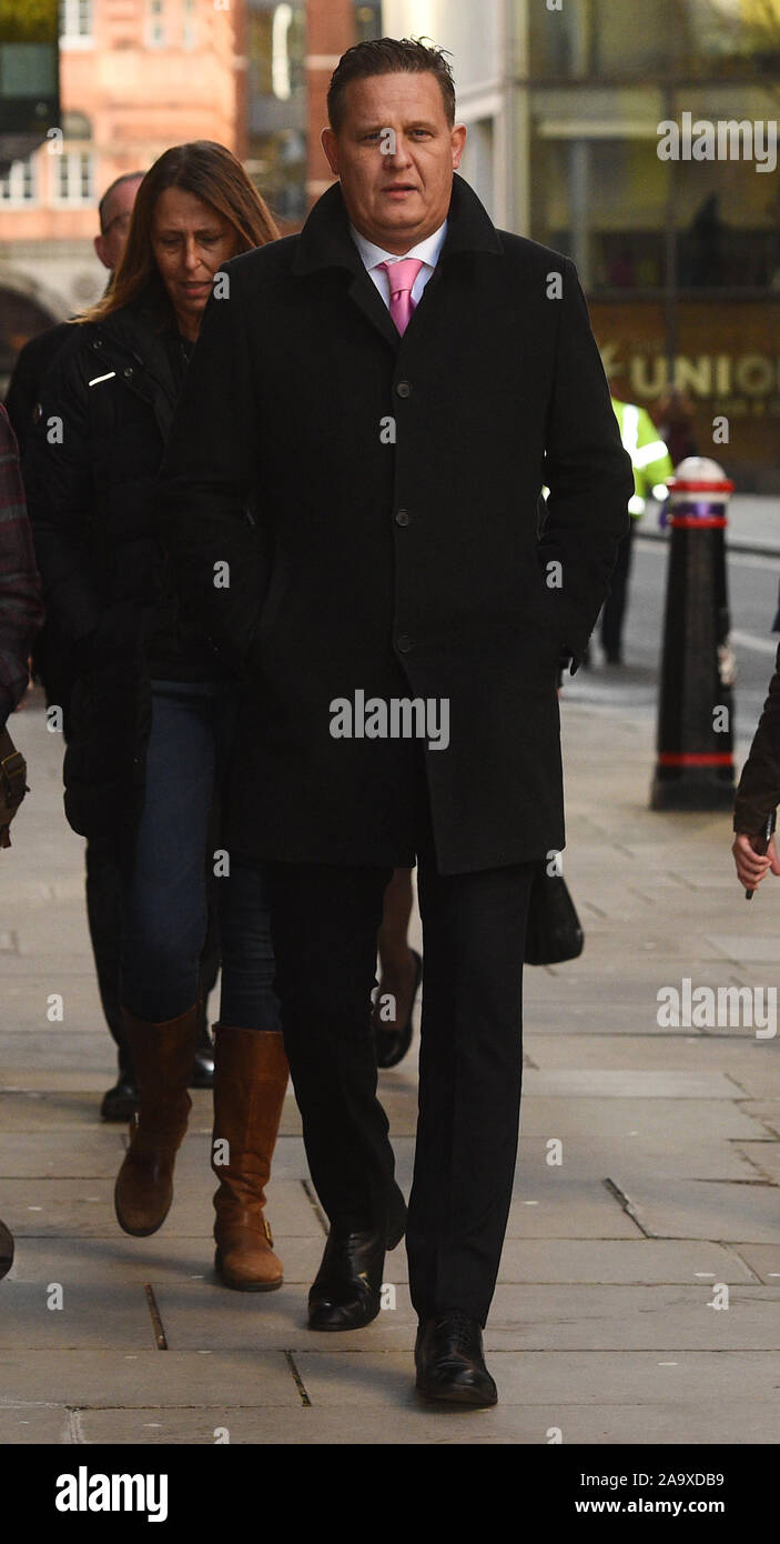 Jodie Chesney's uncle Peter (pas de prénom) arrive à l'Old Bailey à Londres, où deux adolescents, Svenson Ong-a-Kwie, 19 ans, et un garçon de 17 ans, ont été reconnus coupables de son meurtre. Banque D'Images