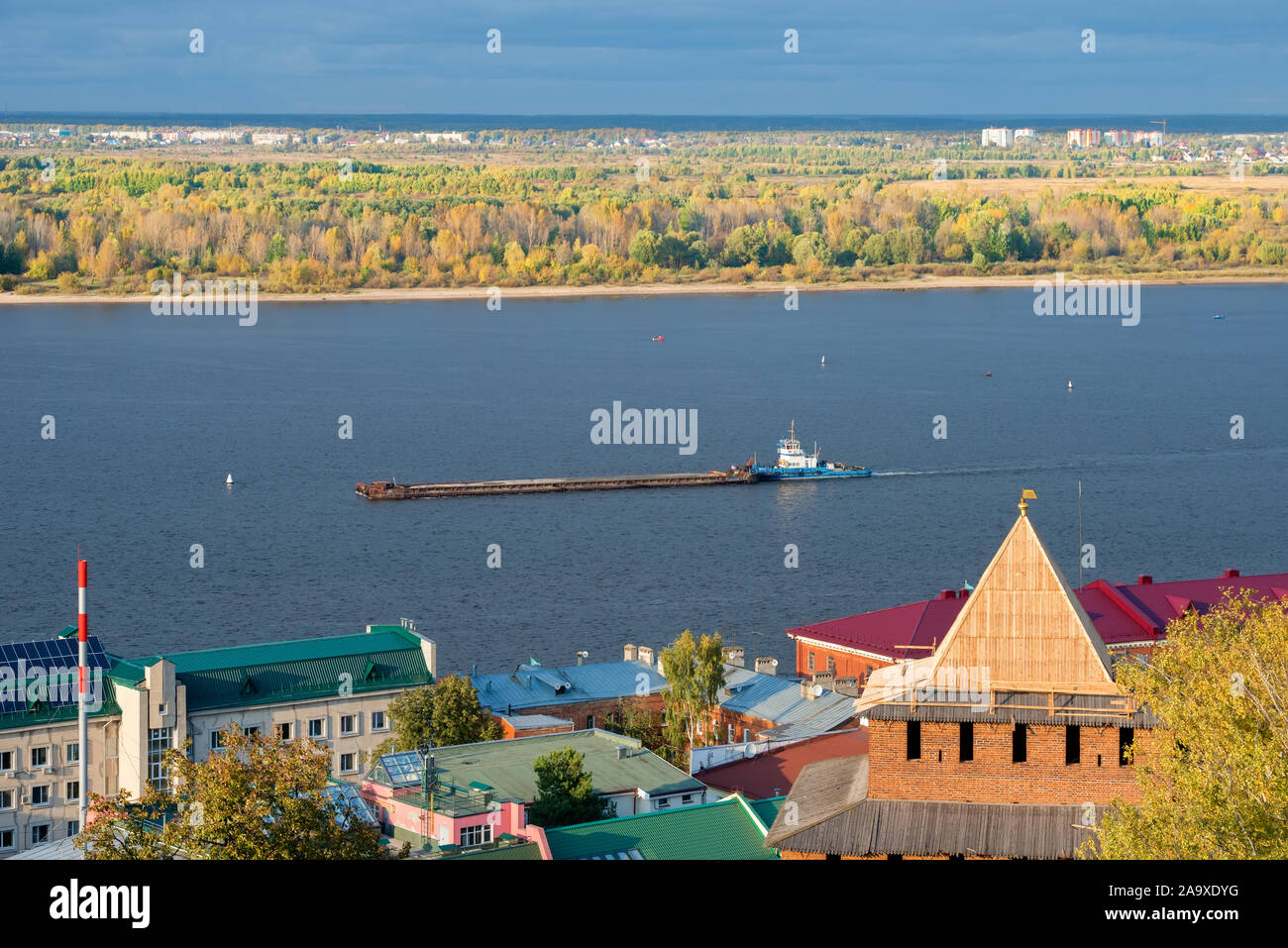 NIZHNY NOVGOROD, Russie - le 28 septembre 2019 : vue sur la ville et la Volga du Kremlin wall en journée d'automne Banque D'Images