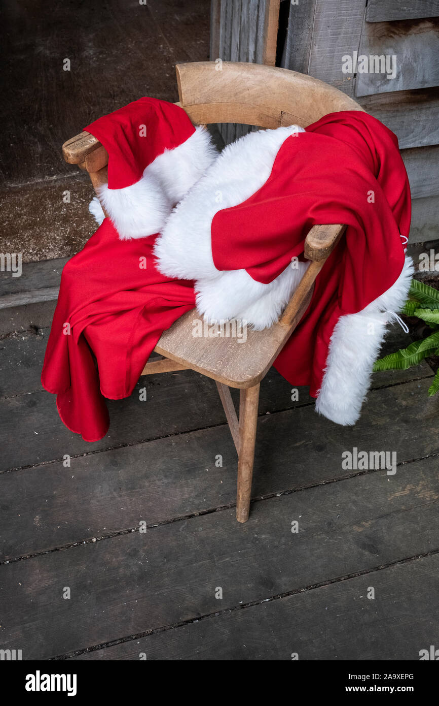 High angle view of santa claus costume sur une chaise. Banque D'Images