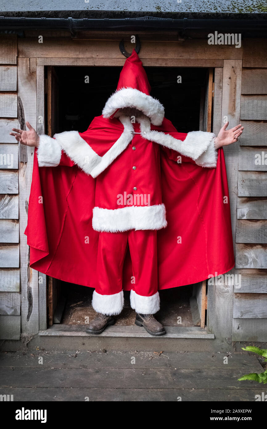 Homme portant costume père noël debout dans un atelier de la porte. Banque D'Images