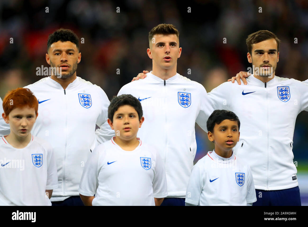 (De gauche à droite) l'Angleterre Alex Oxlade-Chamberlain, Mount Mason et Harry fait un clin d'aligner l'avant du match Banque D'Images