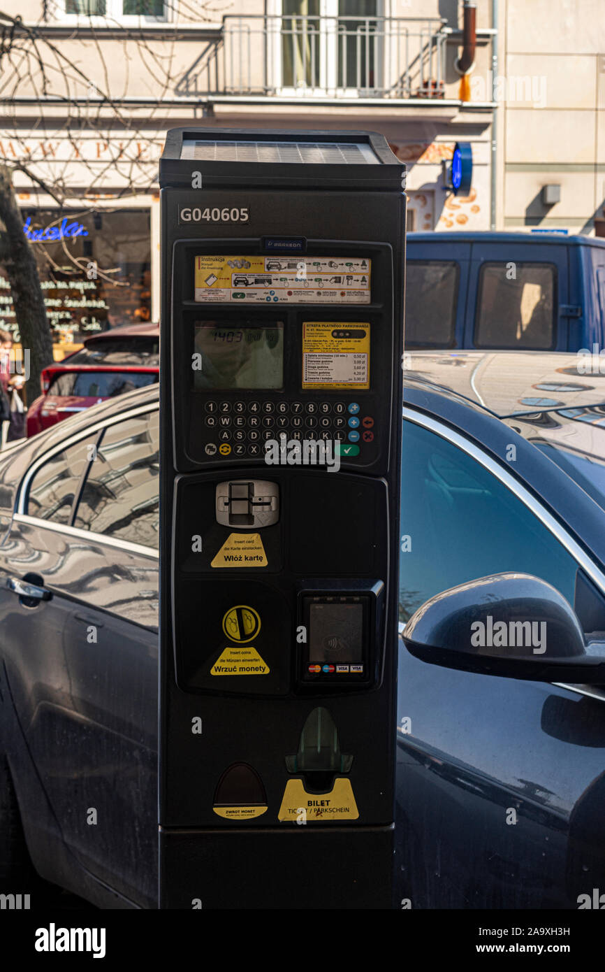 Warszawa, Pologne, 25.04.2019 : la billetterie de la machine sur le parking de la rue de la ville Banque D'Images