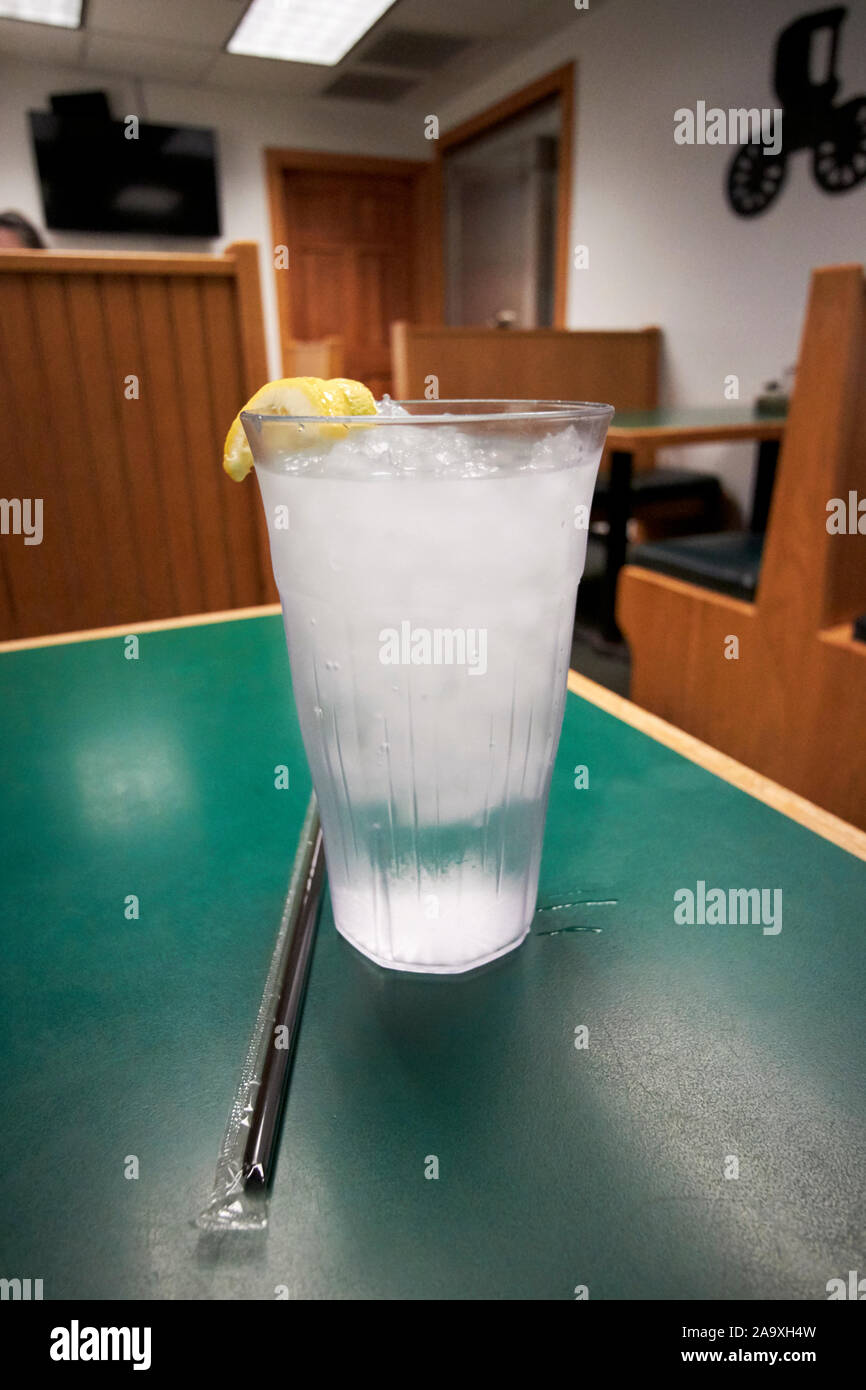 Verre d'eau glacé servi dans un restaurant en Floride usa Banque D'Images