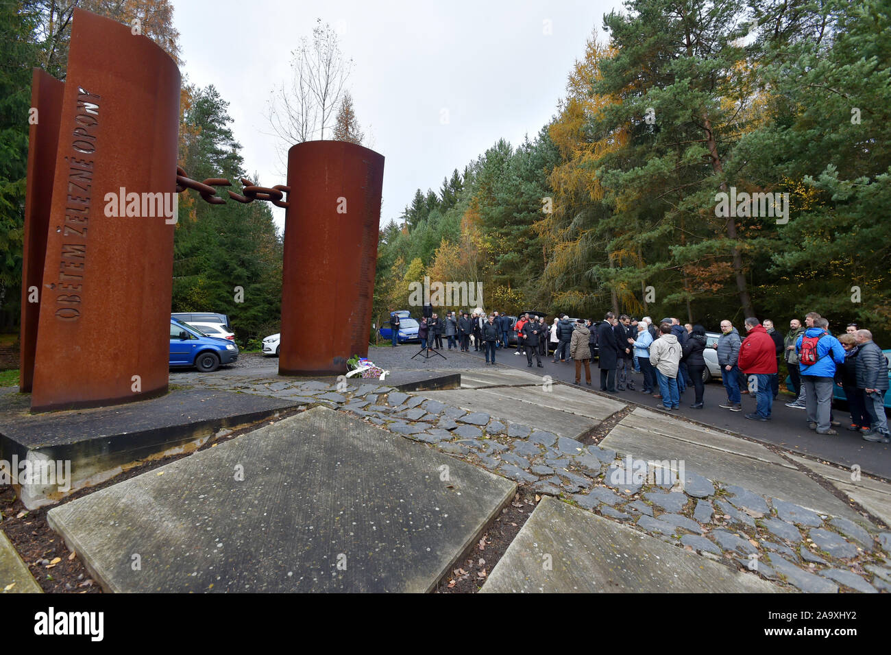 Plusieurs dizaines de personnes commémorent le 30e anniversaire de la révolution de velours le samedi 16 novembre 2019, par un monument à ceux qui sont morts en tentant de franchir la frontière sous le régime communiste à Svaty Kriz border crossing près de Cheb, en Bohême de l'ouest, en République tchèque. Le parti communiste de la police répression brutale d'une manifestation pacifique d'étudiants le 17 novembre 1989, a déclenché la chute du régime communiste en Tchécoslovaquie. (CTK Photo/Slavomir Kubes) Banque D'Images