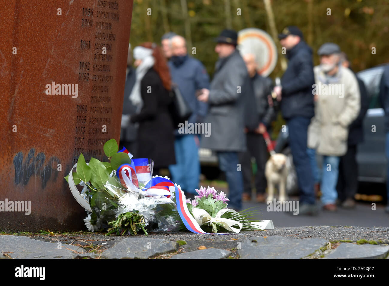 Plusieurs dizaines de personnes commémorent le 30e anniversaire de la révolution de velours le samedi 16 novembre 2019, par un monument à ceux qui sont morts en tentant de franchir la frontière sous le régime communiste à Svaty Kriz border crossing près de Cheb, en Bohême de l'ouest, en République tchèque. Le parti communiste de la police répression brutale d'une manifestation pacifique d'étudiants le 17 novembre 1989, a déclenché la chute du régime communiste en Tchécoslovaquie. (CTK Photo/Slavomir Kubes) Banque D'Images