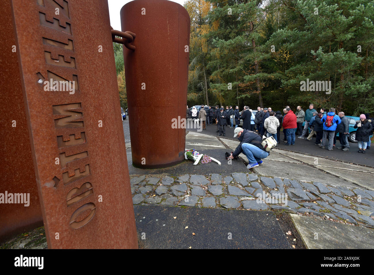 Plusieurs dizaines de personnes commémorent le 30e anniversaire de la révolution de velours le samedi 16 novembre 2019, par un monument à ceux qui sont morts en tentant de franchir la frontière sous le régime communiste à Svaty Kriz border crossing près de Cheb, en Bohême de l'ouest, en République tchèque. Le parti communiste de la police répression brutale d'une manifestation pacifique d'étudiants le 17 novembre 1989, a déclenché la chute du régime communiste en Tchécoslovaquie. (CTK Photo/Slavomir Kubes) Banque D'Images