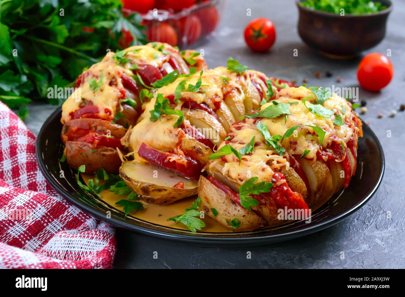 Pomme De Terre Farcie Fromage Ail Et Fines Herbes Pommes de terre Hasselback farci de salami, fromage, ketchup, l'ail et