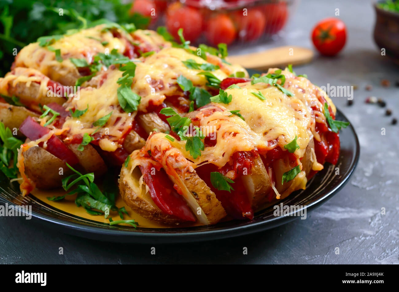 Pomme De Terre Farcie Fromage Ail Et Fines Herbes Pommes de terre Hasselback farci de salami, fromage, ketchup, l'ail et