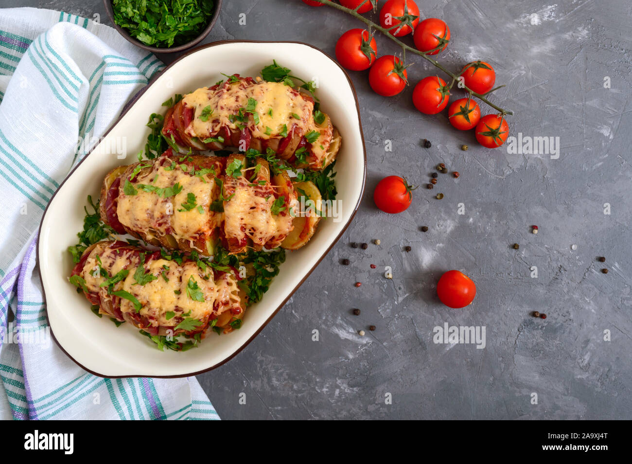 Pomme De Terre Farcie Fromage Ail Et Fines Herbes Pommes de terre Hasselback farci de salami, fromage, ketchup, l'ail et