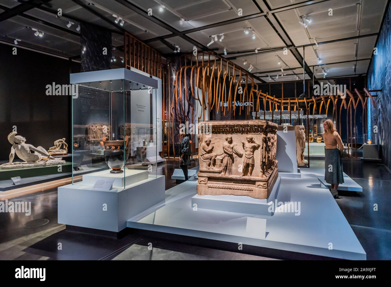 Londres, Royaume-Uni. 18 Nov, 2019. Un sarcophage, c AD 200, et d'autres œuvres - l'exposition BP Troy : mythe et réalité au British Museum. C'est la première grande exposition de Troy au Royaume-Uni. Il révèle l'héritage durable d'histoires de la guerre de Troie, d'abord dit au début des poètes comme Homère et Virgile. Cette exposition présente les découvertes faites par Heinrich Schliemann en Turquie dans les années 1870 et comprend plus de 300 sculptures en marbre, des objets archéologiques du vrai site de Troie et de belles peintures. Il s'ouvre sur le 21 novembre 2019. Crédit : Guy Bell/Alamy Live News Banque D'Images