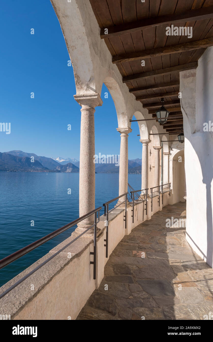 Monastère de Santa Caterina del Sasso et le lac Majeur, Province de Varèse, Lombardie, Italie du Nord Banque D'Images