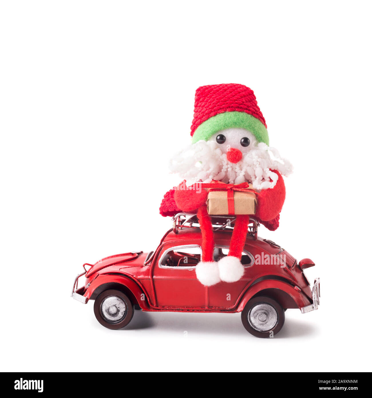 Toy Santa livrer présente voiture rétro avec Volkswagen, fond blanc Banque D'Images