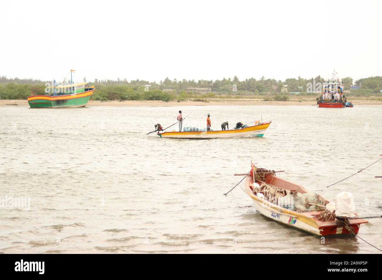 Très bonne transparence bateau photo avec les pêcheurs Banque D'Images