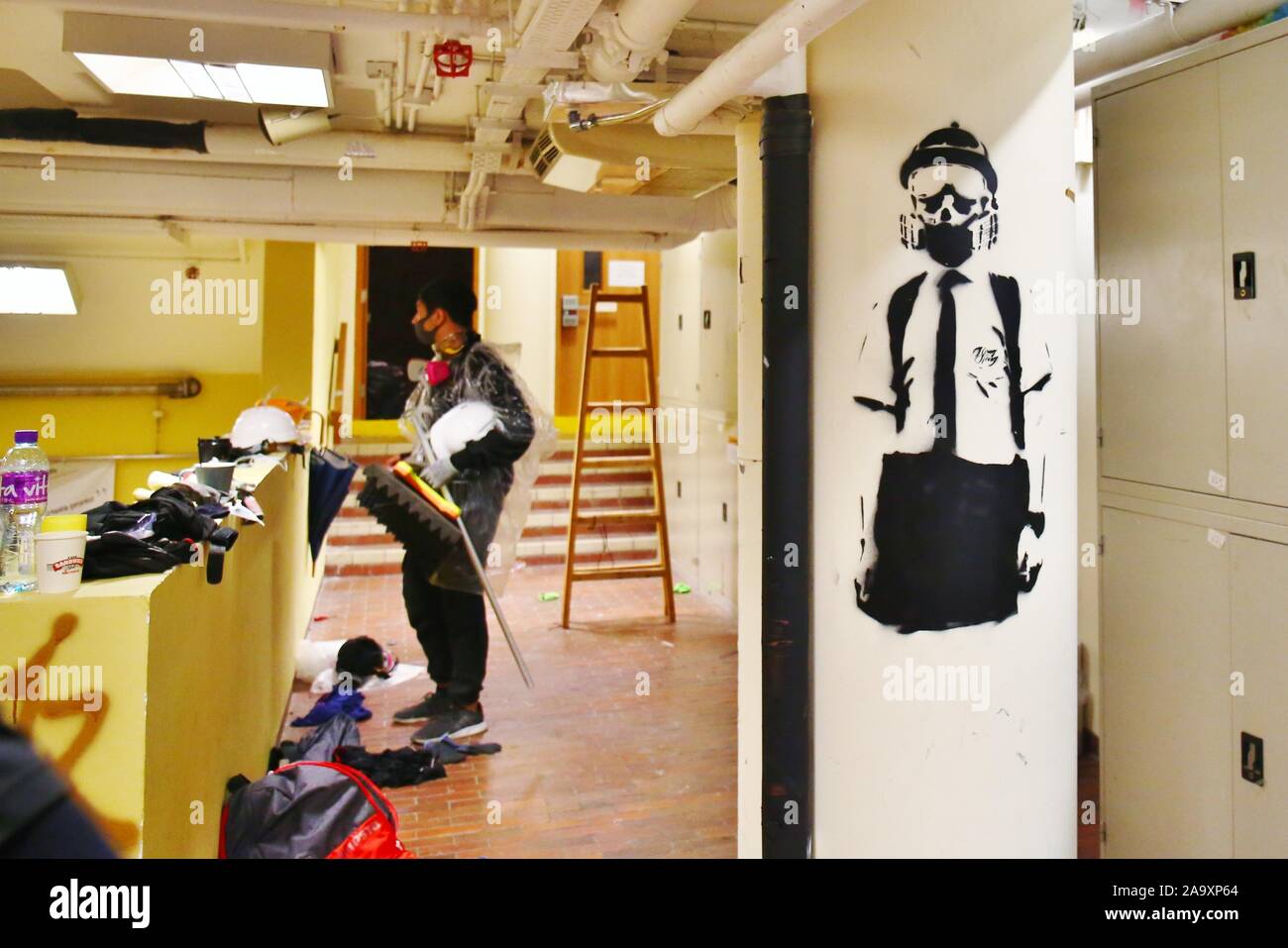 Hong Kong, Chine. 17 novembre, 2019. Les manifestants ont mis le feu à l'entrée de l'Université polytechnique de Hong Kong pour arrêter la police anti-émeute d'entrer. Le campus de l'université est devenue un champ de bataille où les manifestants jettent des cocktails Molotov sur la police qui reviennent avec des canons à eau, gaz lacrymogène et balles en caoutchouc. Gonzales : Crédit Photo/Alamy Live News Banque D'Images