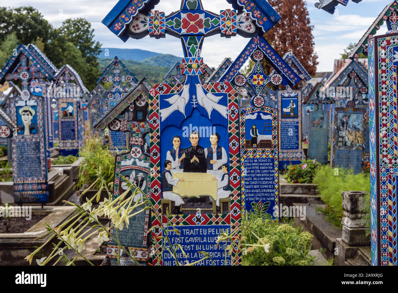 Tombes populaire traditionnelle sur Cimitirul Vesel - Cimetière Joyeux, célèbre cimetière dans le village de Sapanta, situé dans la région de Maramures, Roumanie Banque D'Images Tombes populaire traditionnelle sur Cimitirul Vesel - Cimetière Joyeux, célèbre cimetière dans le village de Sapanta, situé dans la région de Maramures, Roumanie Banque D'Images