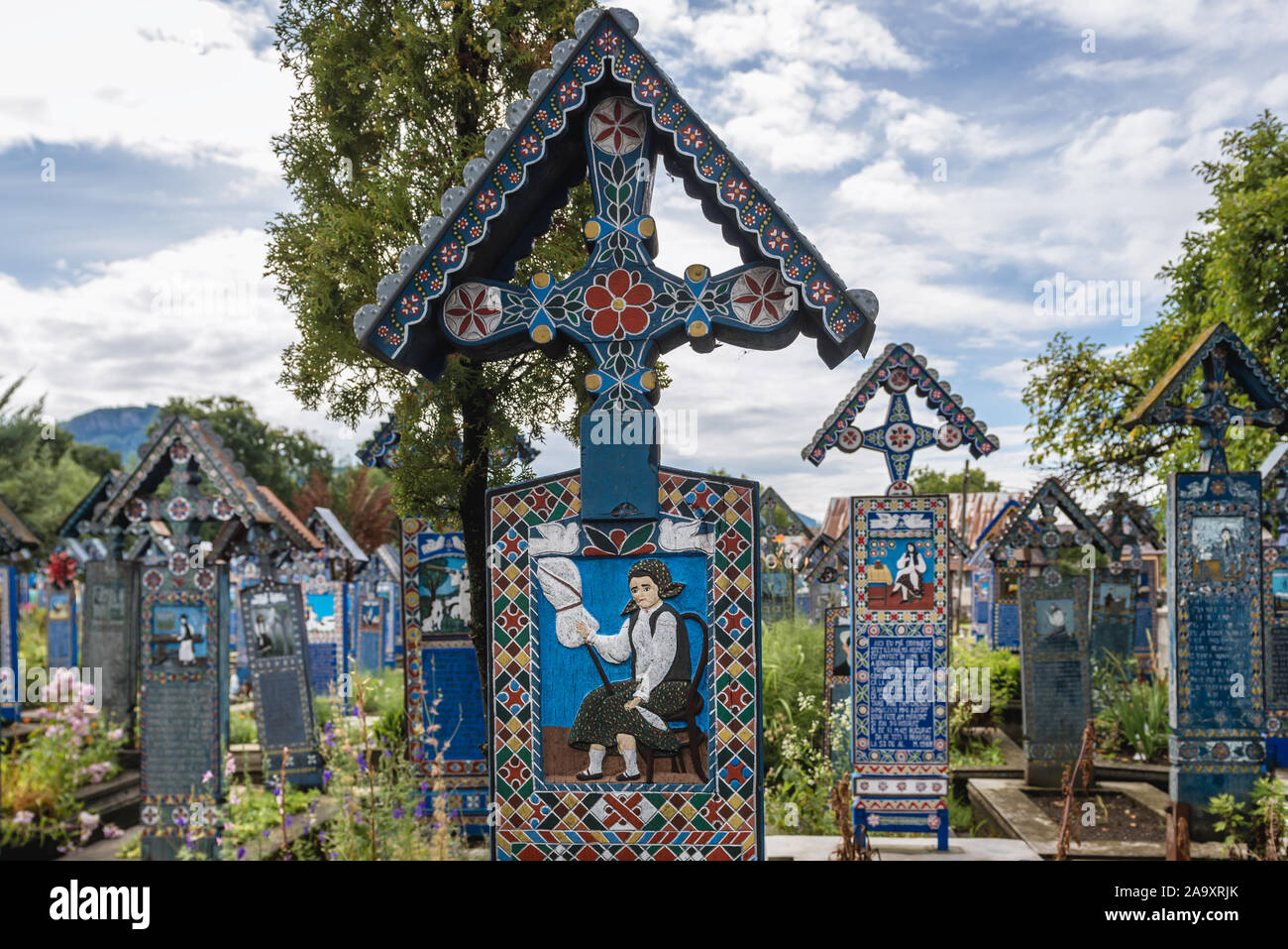 Tombes populaire traditionnelle sur Cimitirul Vesel - Cimetière Joyeux, célèbre cimetière dans le village de Sapanta, situé dans la région de Maramures, Roumanie Banque D'Images Tombes populaire traditionnelle sur Cimitirul Vesel - Cimetière Joyeux, célèbre cimetière dans le village de Sapanta, situé dans la région de Maramures, Roumanie Banque D'Images