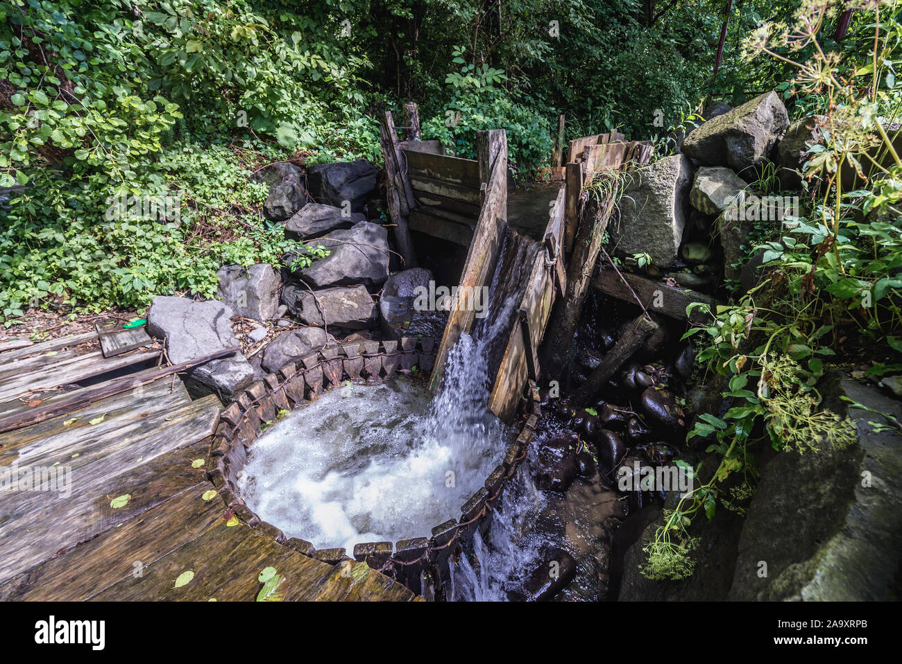 Valtoare naturel traditionnel lave-linge situé dans le village de Sapanta Maramures Comté de Roumanie Banque D'Images
