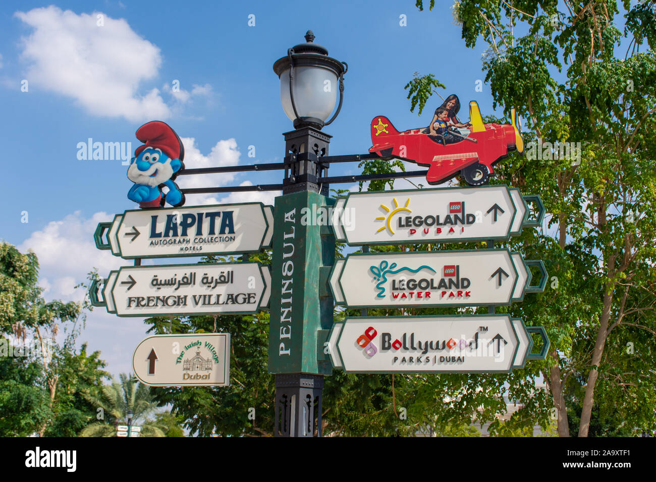 'Dubai, Dubaï/Emirats Arabes Unis - 11/16/2019 Dubaï : Legoland Water Park et Parc à thème d'autres parcs et de Bollywood Resort Dubai, enseignes directionnelles fo Banque D'Images