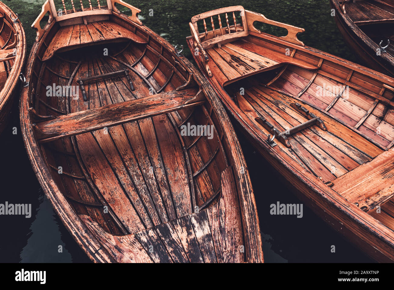 Sol en bois canot à rames sur le lac de Bohinj dans matin en Slovénie, Ribcev laz Banque D'Images