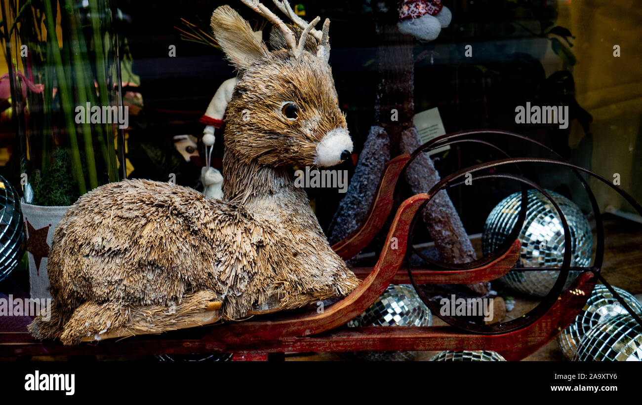 Le cerf de Noël jouet. Deer assis sur le traîneau. Banque D'Images