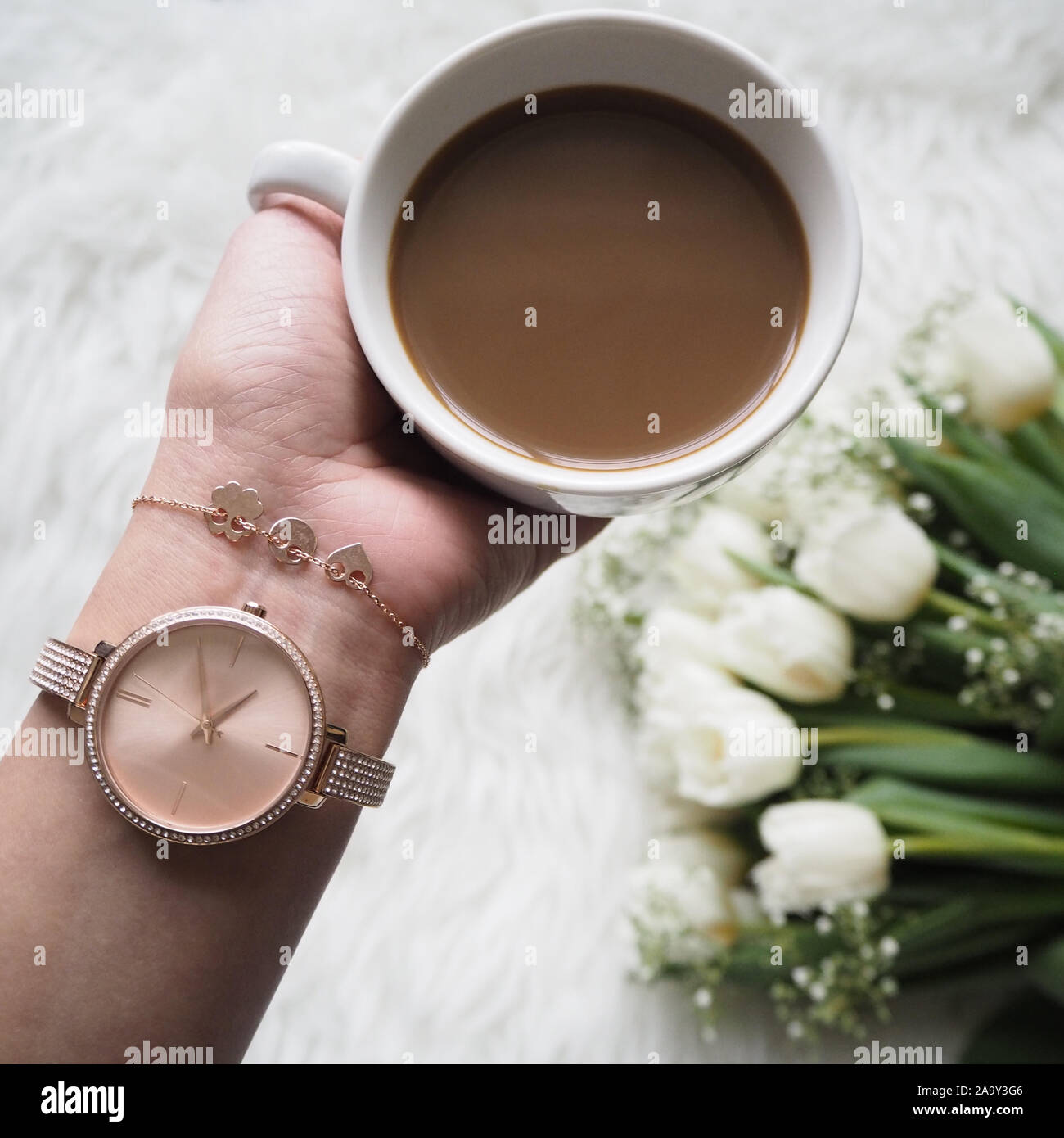 C'est un temps pour le café. Femme avec une main Golden Watch Holding tasse de café chaud pour se réveiller au matin Banque D'Images