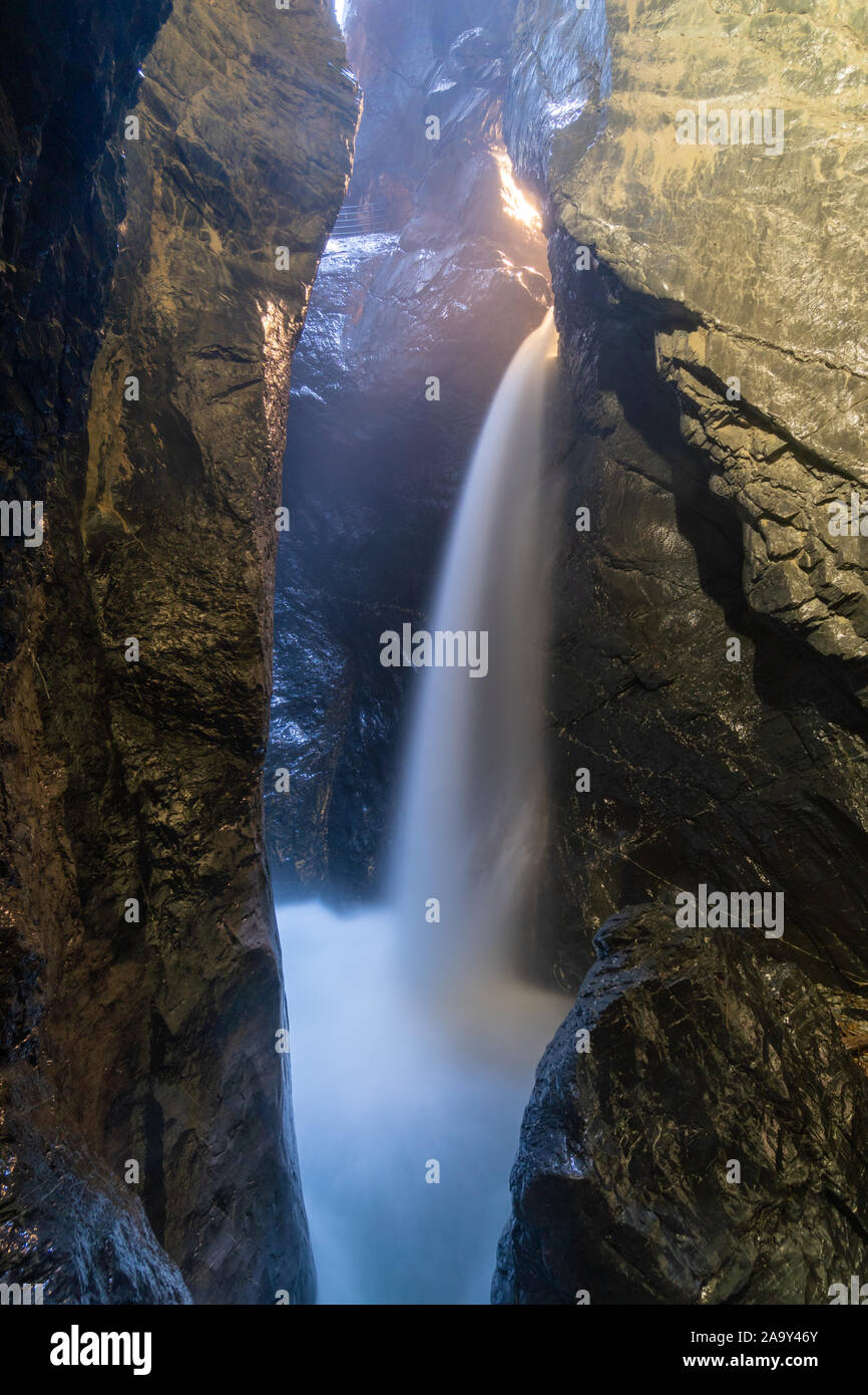 Une longue exposition d'une cascade cachée - en cascade entre les roches massives en Allemagne. Banque D'Images