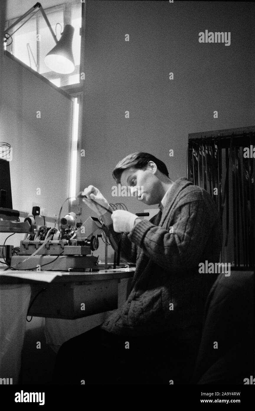 Réalisateur Garry Clarkson, l'édition au Polytechnic of Central London sur Steenbeck à plat 16 mm ST 921 c.1991. Garry crédit Clarkson/Alamy Banque D'Images