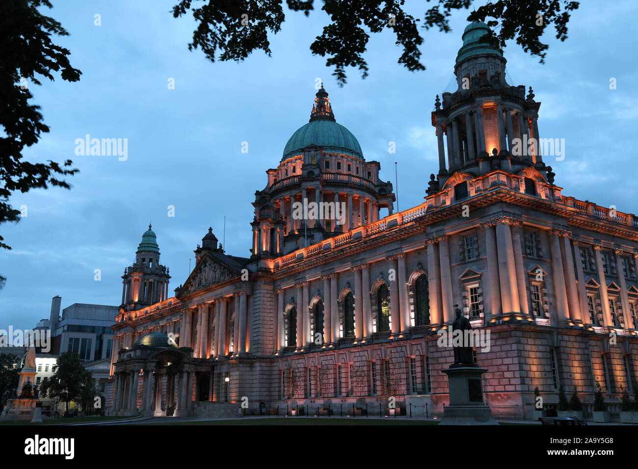 Twilight sur Belfast City Hall Building, Belfast, Irlande du Nord, Royaume-Uni Banque D'Images