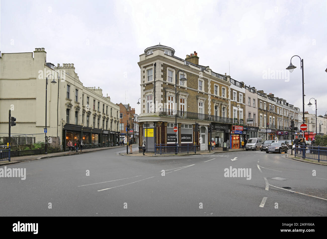 Boutiques dans le centre-ville de Crystal Palace, le sud de Londres, au Royaume-Uni. Church Road (à gauche) Westow Hill (à droite), jonction avec défilé et Crystal Palace Santorini Hill Banque D'Images